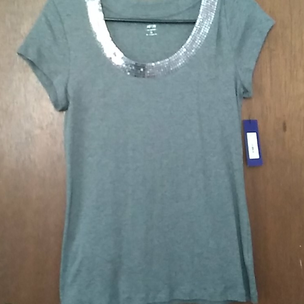 Apt 9 top  NWT